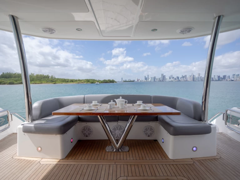 Uthyrning Lyx yacht Sunseeker med en båtlicens 