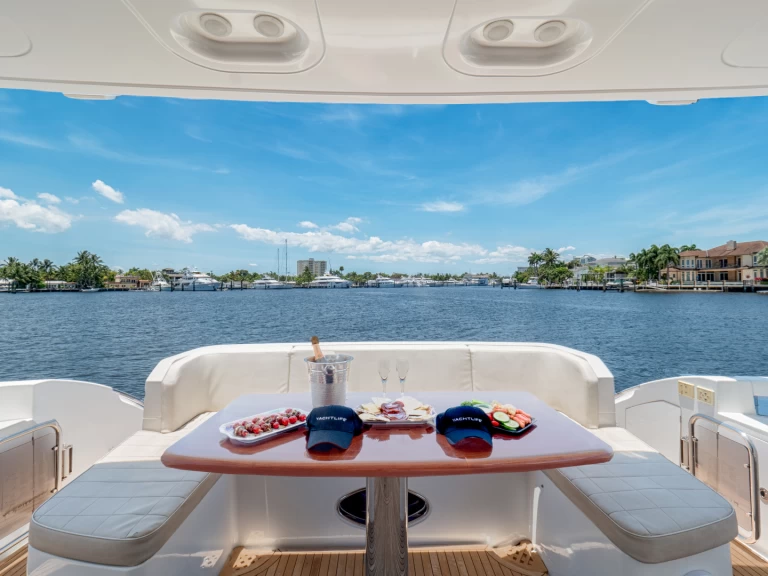 Azimut 64 Flybridge charter bareboat eller skeppad i Fort Lauderdale