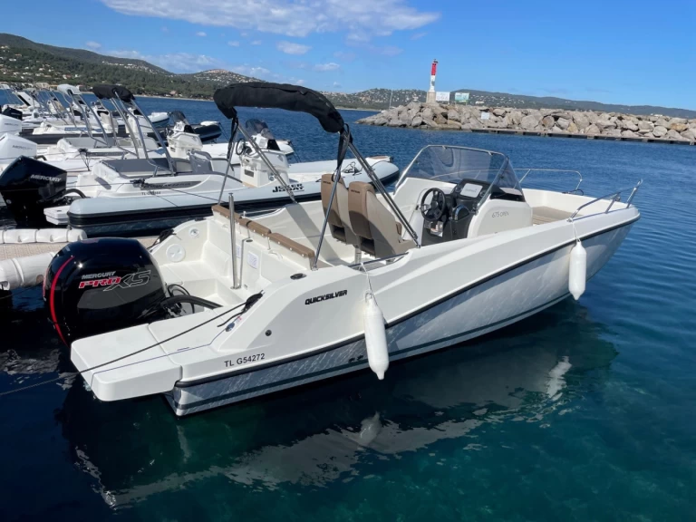 Yacht charter Cavalaire-sur-Mer billig Quicksilver 675 Activ Open