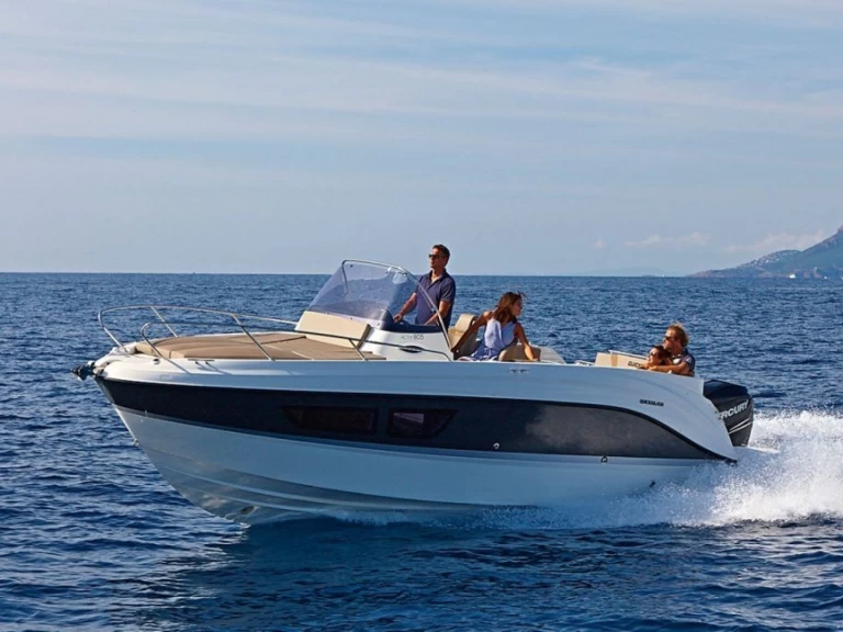 Quicksilver QUICKSILVER ACTIV 805 SUNDECK charter bareboat eller skeppad i Cavalaire-sur-Mer
