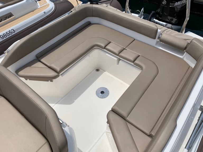 Uthyrning RIB Joker Boat med en båtlicens 