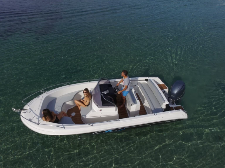 Hyra Motorbåt  med eller utan skeppare Pacific Craft Combrit 