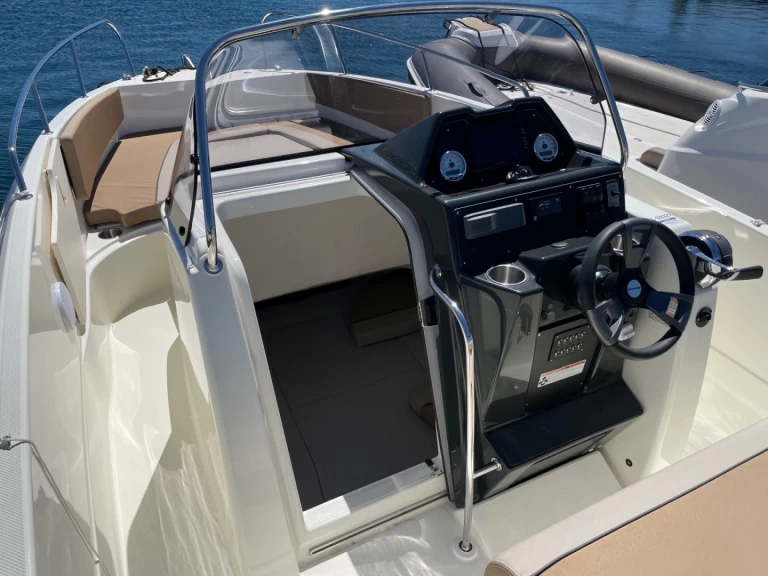 Uthyrning Motorbåt  Quicksilver med en båtlicens 