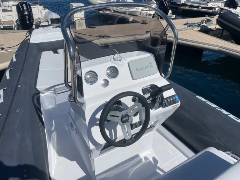 Joker Boat Coaster 580 charter bareboat eller skeppad i Cavalaire-sur-Mer