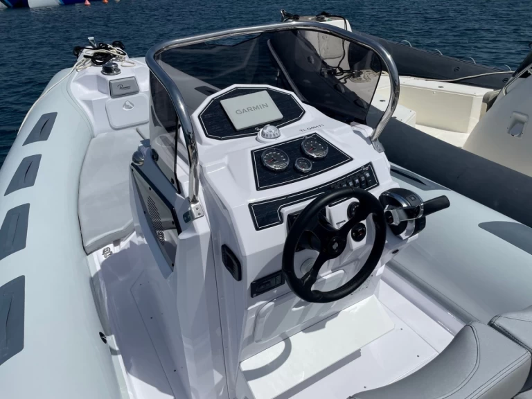 Ranieri International  RANIERI 23 CAYMAN SPORT TOURING charter bareboat eller skeppad i Cavalaire-sur-Mer