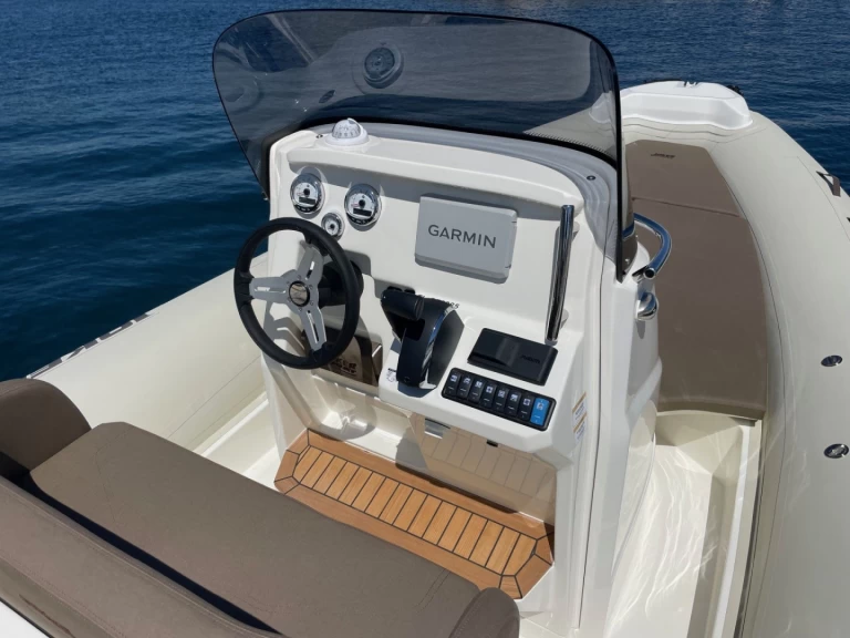 Joker Boat Clubman 24 charter bareboat eller skeppad i Cavalaire-sur-Mer