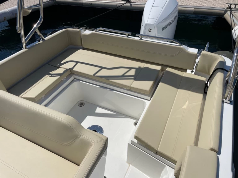 Joker Boat JOKER 22 charter bareboat eller skeppad i Cavalaire-sur-Mer