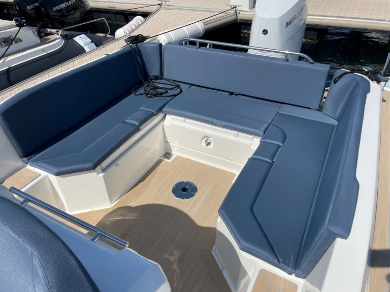 Uthyrning RIB Joker Boat med en båtlicens 