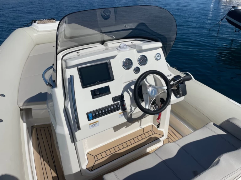 Uthyrning RIB Joker Boat med en båtlicens 