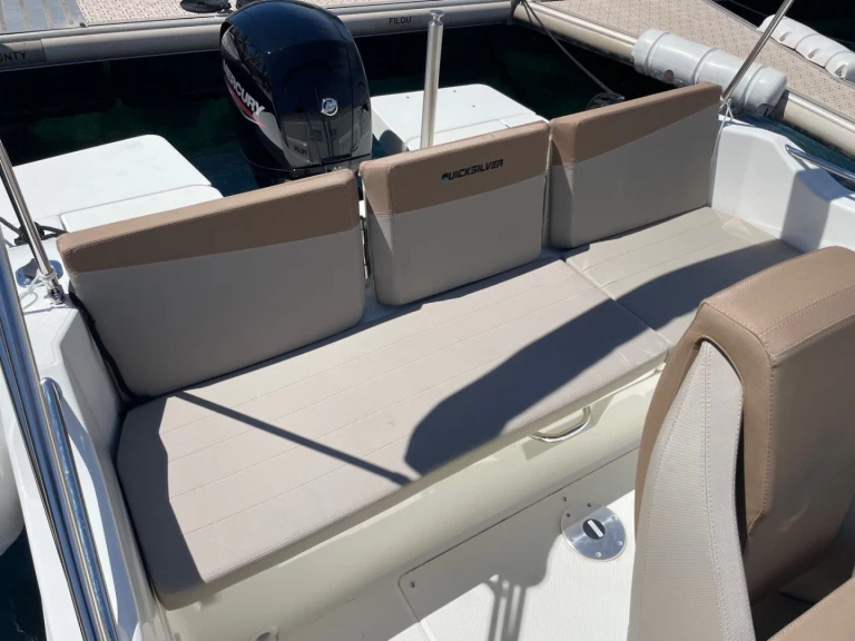 Yacht charter Cavalaire-sur-Mer billig Quicksilver 675 Activ Open