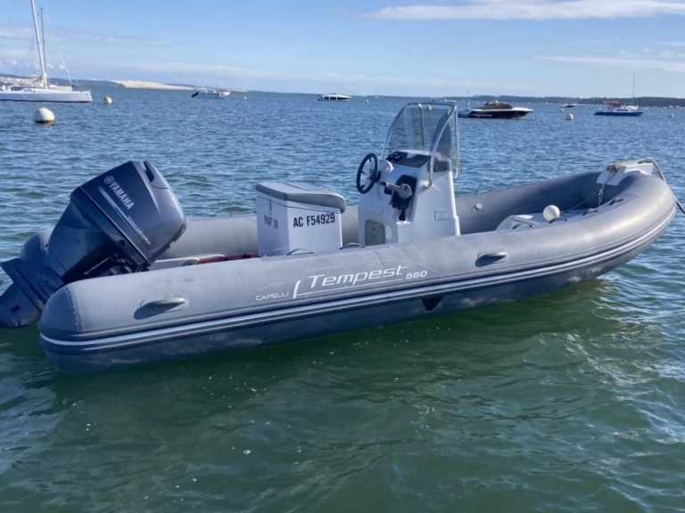 Capelli Tempest 560 Work charter bareboat eller skeppad i Grand Piquey