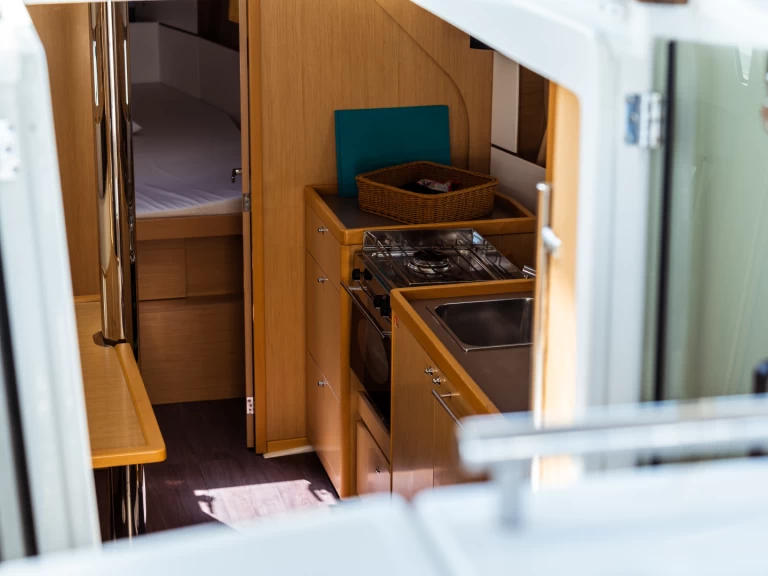 Hyr en Bénéteau Oceanis 38 Olbia 