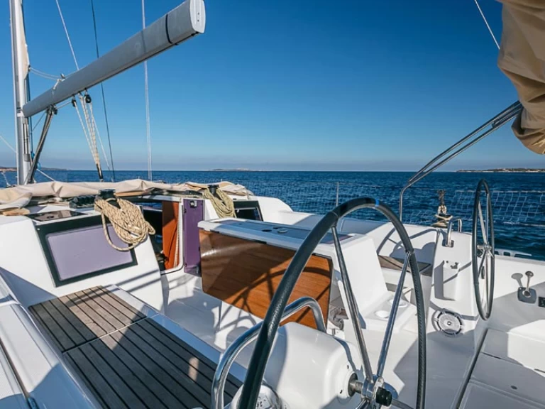 Dufour Dufour 412 Grand Large charter bareboat eller skeppad i Olbia