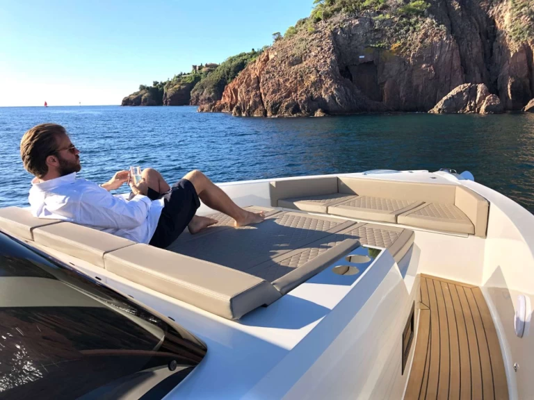 De Antonio MONTE OLYMPO charter bareboat eller skeppad i Parikia