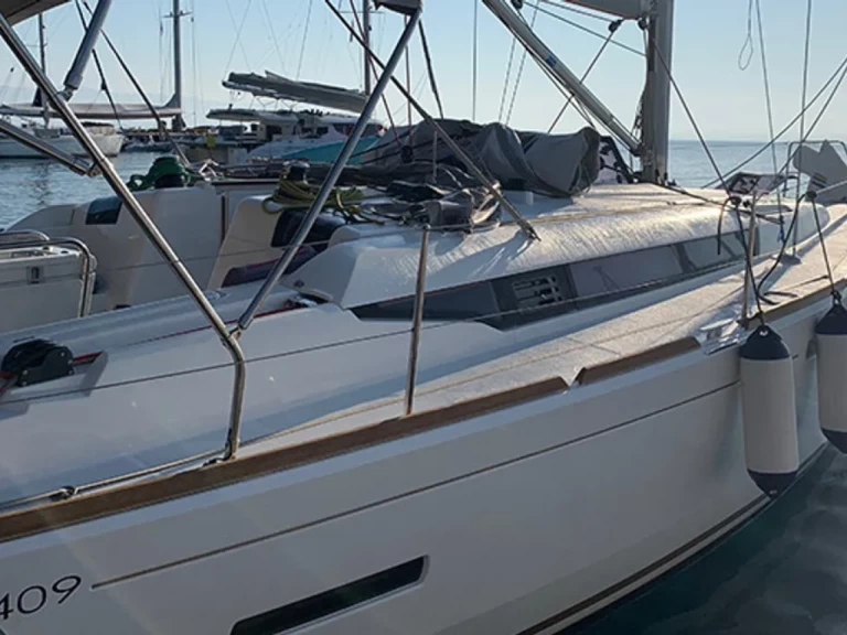 Uthyrning Segelbåt  Jeanneau med en båtlicens 