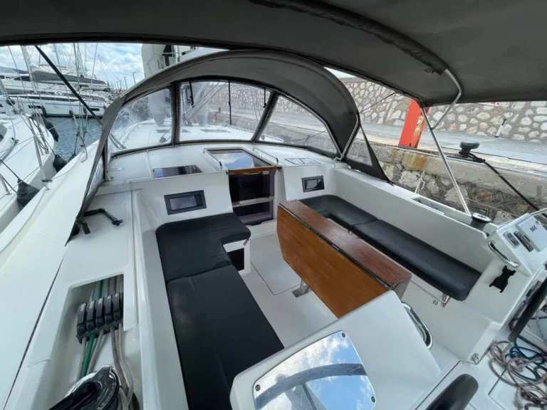 Bavaria Bavaria C45 Holiday charter bareboat eller skeppad i Alimos