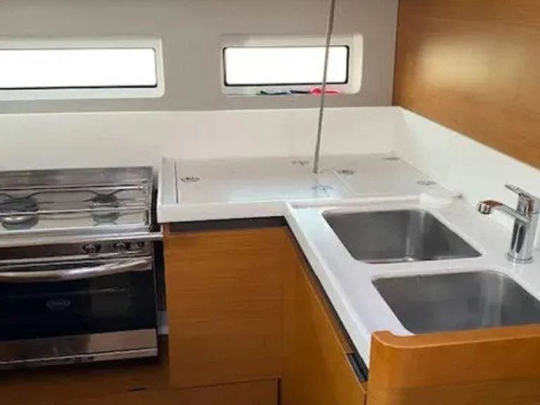 Uthyrning Segelbåt  Jeanneau med en båtlicens 