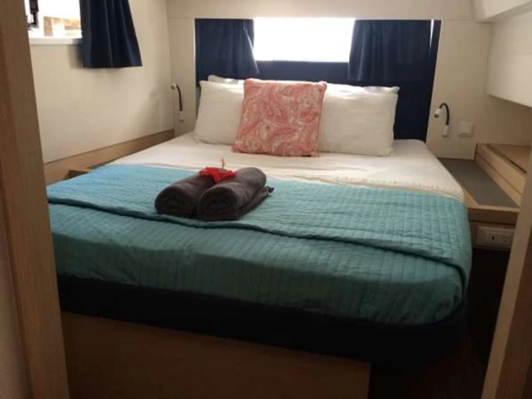 Fountaine Pajot Saona 47 charter bareboat eller skeppad i Belize City