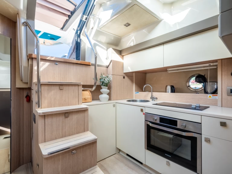 Hyr en Cranchi Cranchi M44 HT Kaštel Gomilica 