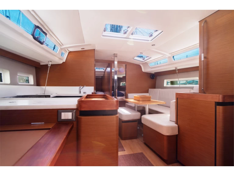 Hyra Segelbåt  med eller utan skeppare Jeanneau Olbia 