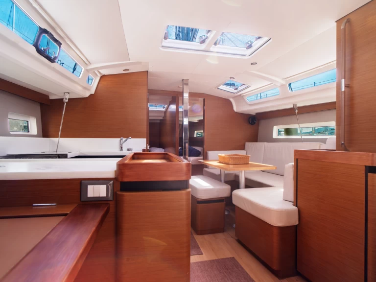 Hyra Segelbåt  med eller utan skeppare Jeanneau Olbia 