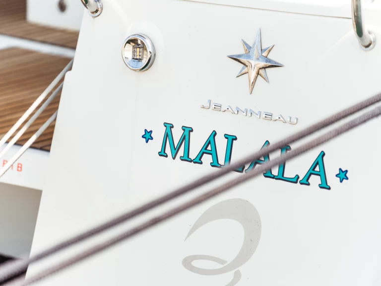 Uthyrning Segelbåt  Jeanneau med en båtlicens 