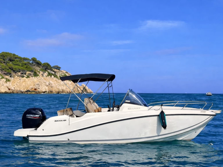 Quicksilver Activ 605 Sundeck charter bareboat eller skeppad i Mandelieu-la-Napoule