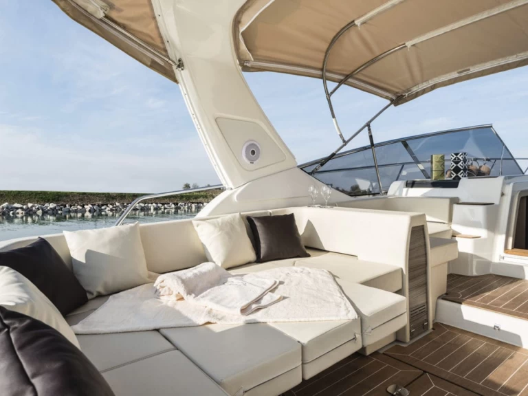 Hyra Motorbåt  med eller utan skeppare Cranchi Sorrento 