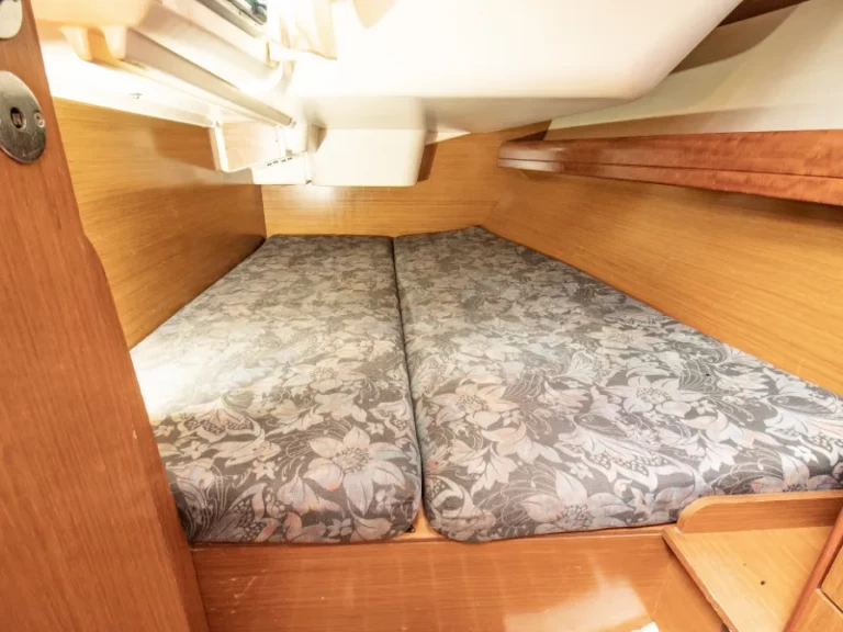 Jeanneau Sun Odyssey 36i charter bareboat eller skeppad i Nikiána