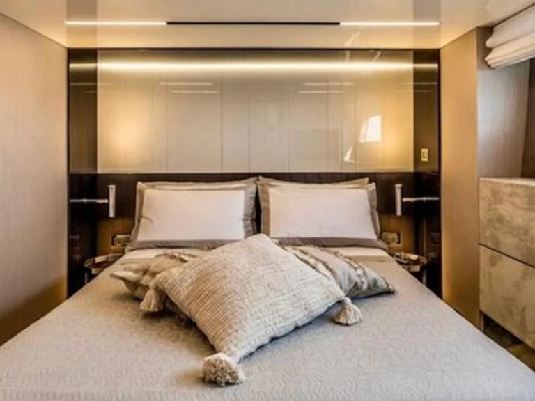 Uthyrning Lyx yacht Cranchi med en båtlicens 