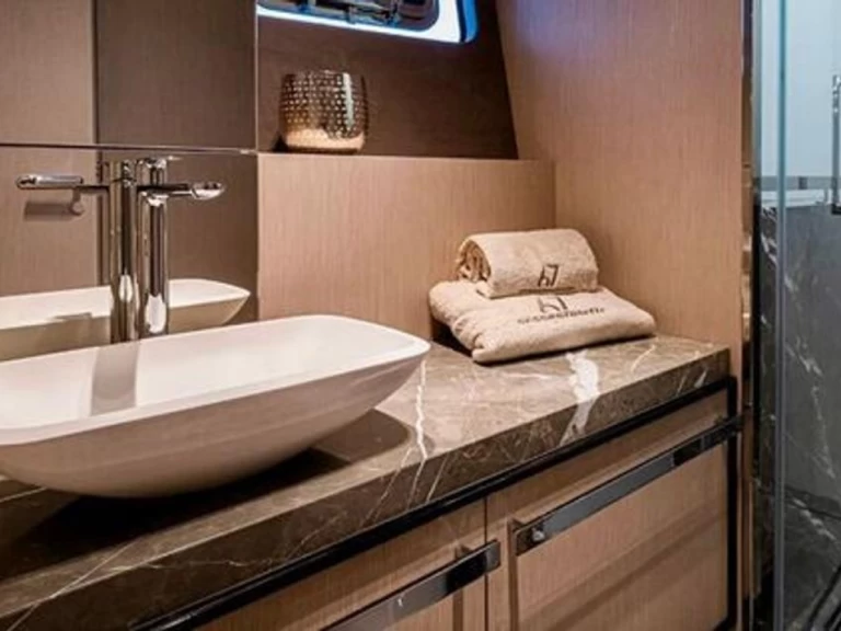 Lyx yacht för uthyrning Saint-Tropez till det bästa priset 