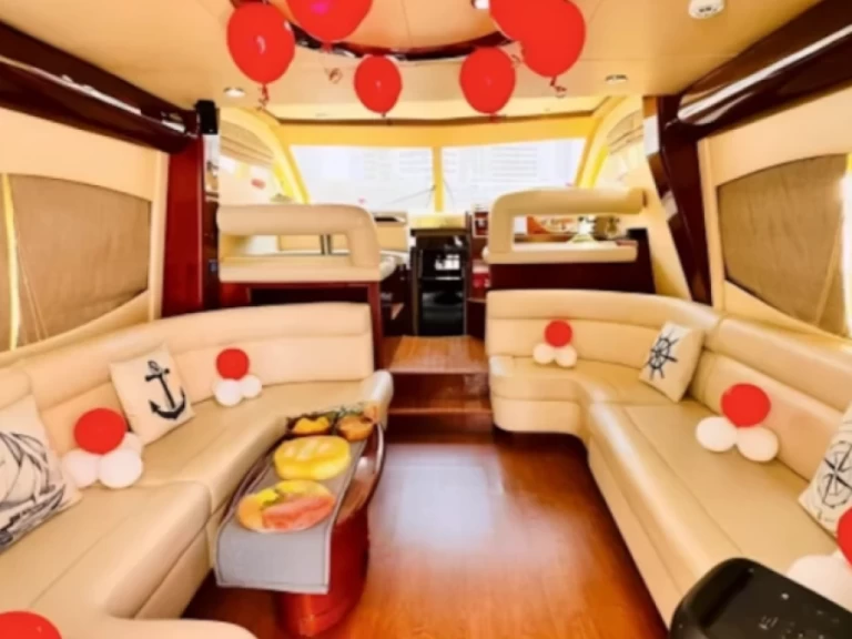 Majesty Yachts 50 charter bareboat eller skeppad i Dubai Marina