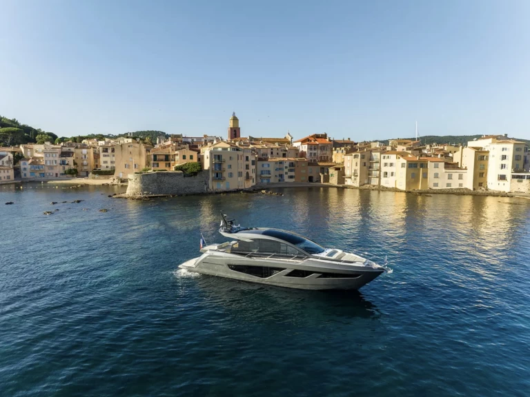Yacht charter Saint-Tropez billig Predator 64