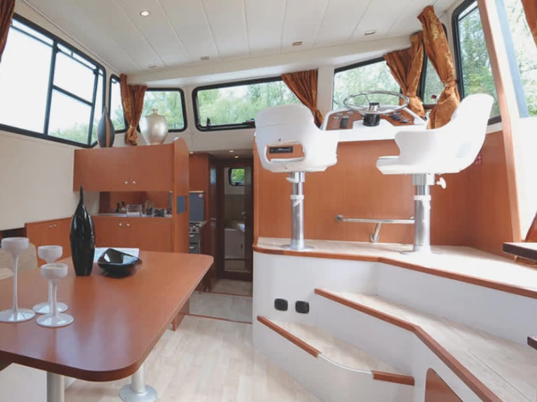 Le Boat Minuetto charter bareboat eller skeppad i Precenicco