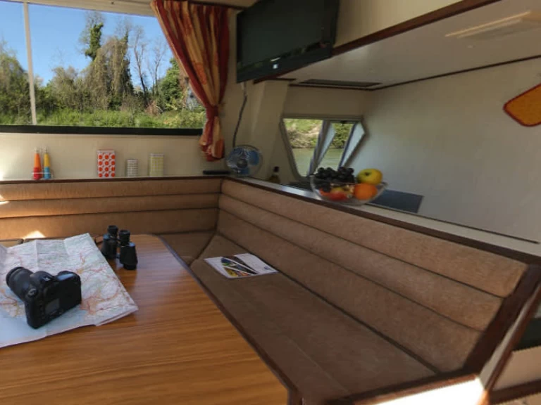 Le Boat Continentale charter bareboat eller skeppad i Homps