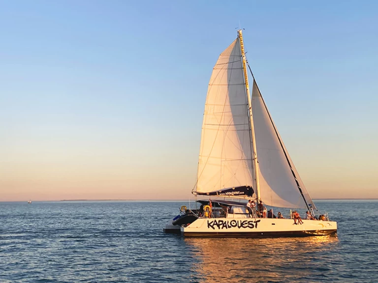 Hyra Katamaran  med eller utan skeppare Naval Force 3 Les Minimes 