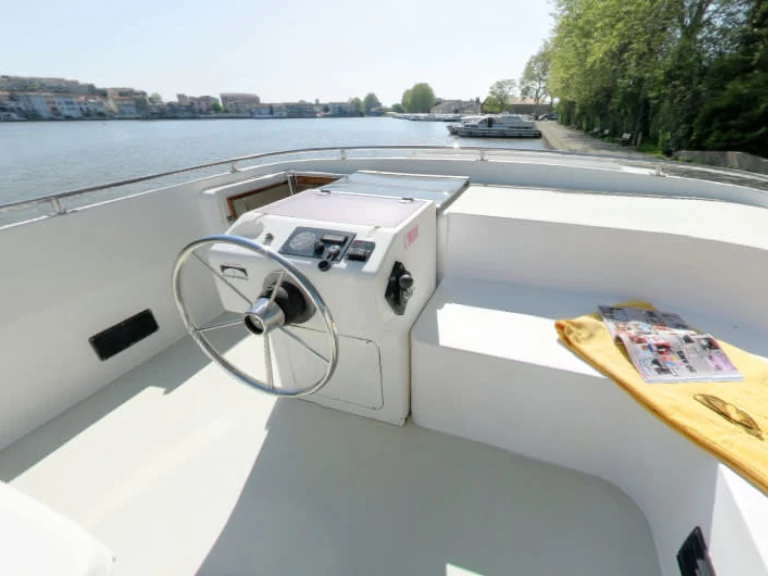 Le Boat Royal Classique charter bareboat eller skeppad i Homps