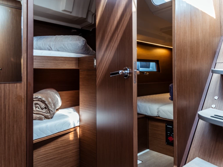 Bénéteau Oceanis 46.1 charter bareboat eller skeppad i Olbia