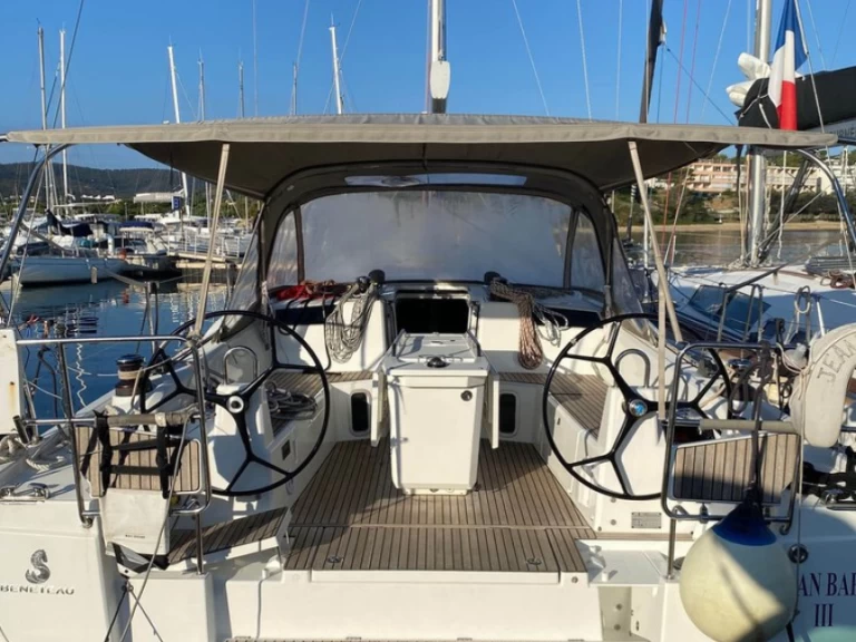 Bénéteau Oceanis 40.1 charter bareboat eller skeppad i Bormes-les-Mimosas
