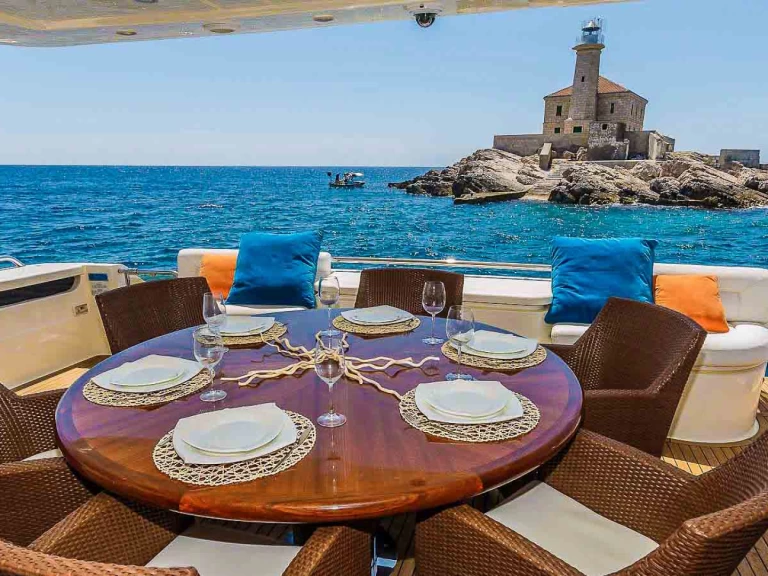 Hyr en Ferretti Ferretti 880 Donji Seget 