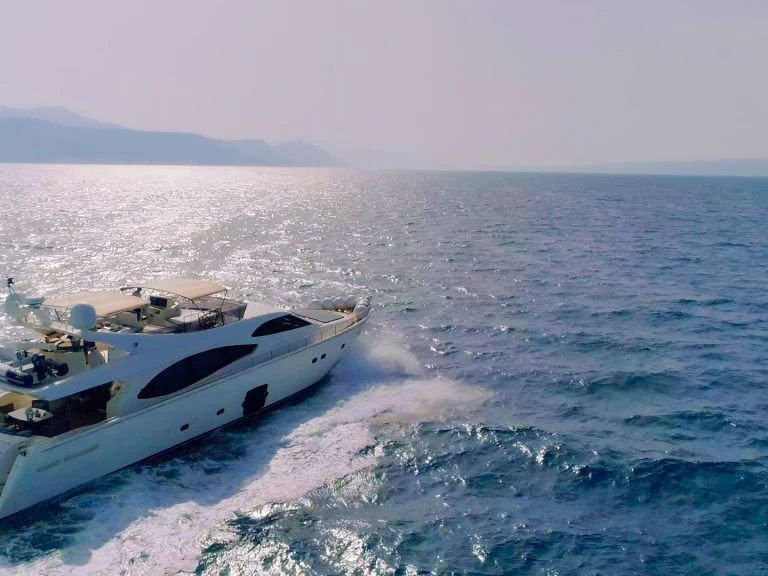 Hyr en Ferretti Ferretti 780 Split  