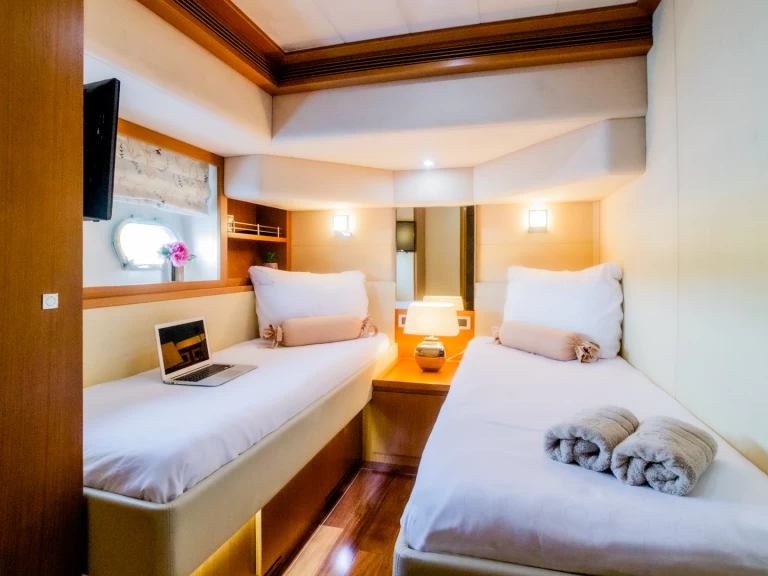 Yacht charter Split  billig Ferretti 780