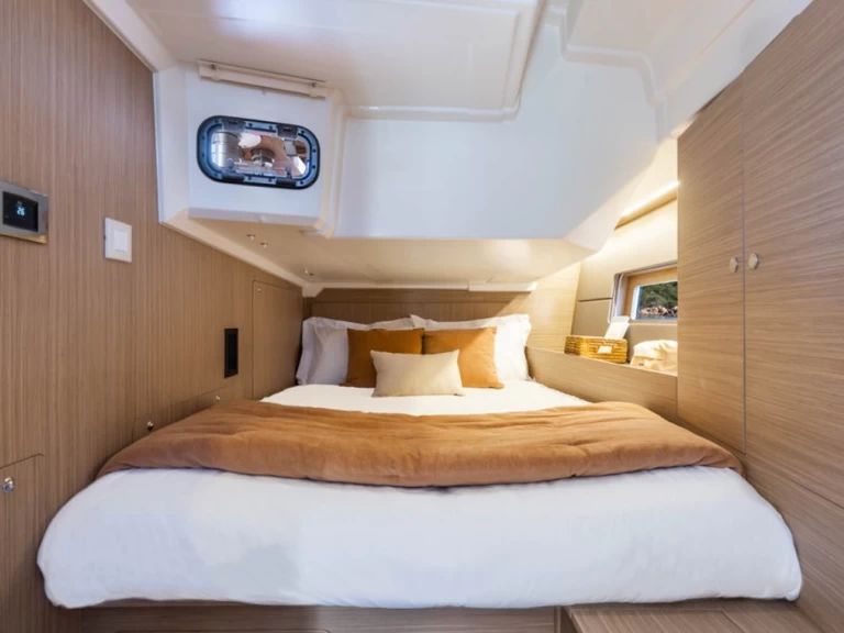 Bénéteau Oceanis 47 charter bareboat eller skeppad i Cugnana Verde