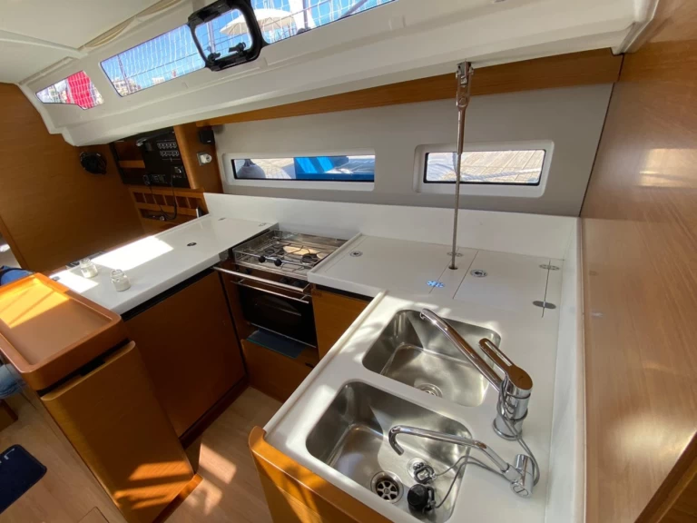 Båtuthyrning Jeanneau Sun Odyssey 440 i Nettuno på Samboat 