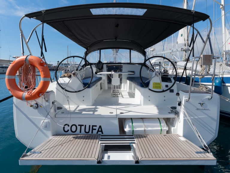 Uthyrning Segelbåt  Jeanneau med en båtlicens 