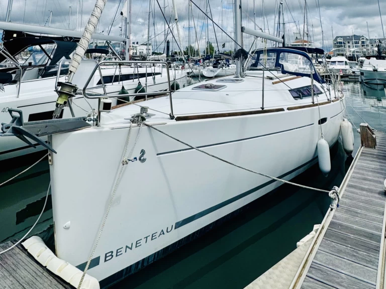 Hyr en Bénéteau Oceanis 37 Les Sables-d'Olonne 