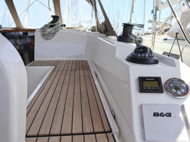 Bavaria Cruiser 51 charter bareboat eller skeppad i Alimos