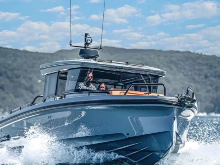 Axopar Axopar 37 XC Cross Cabin charter bareboat eller skeppad i Portofino