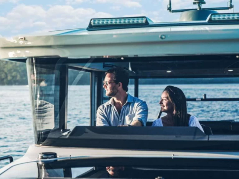 Hyr en Axopar Axopar 37 XC Cross Cabin Portofino 