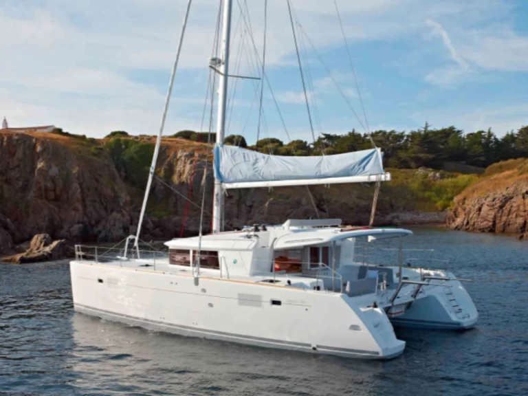 Lagoon Lagoon 450 F charter bareboat eller skeppad i Portofino